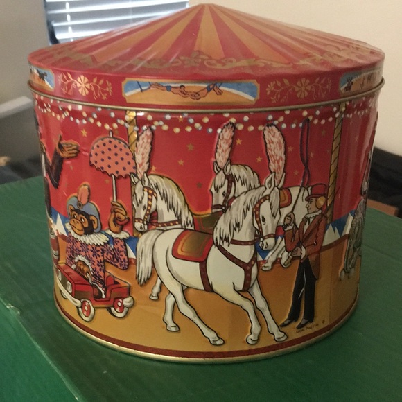 Vibrant Circus Tin with Playful Illustrations - Picture 2 of 7